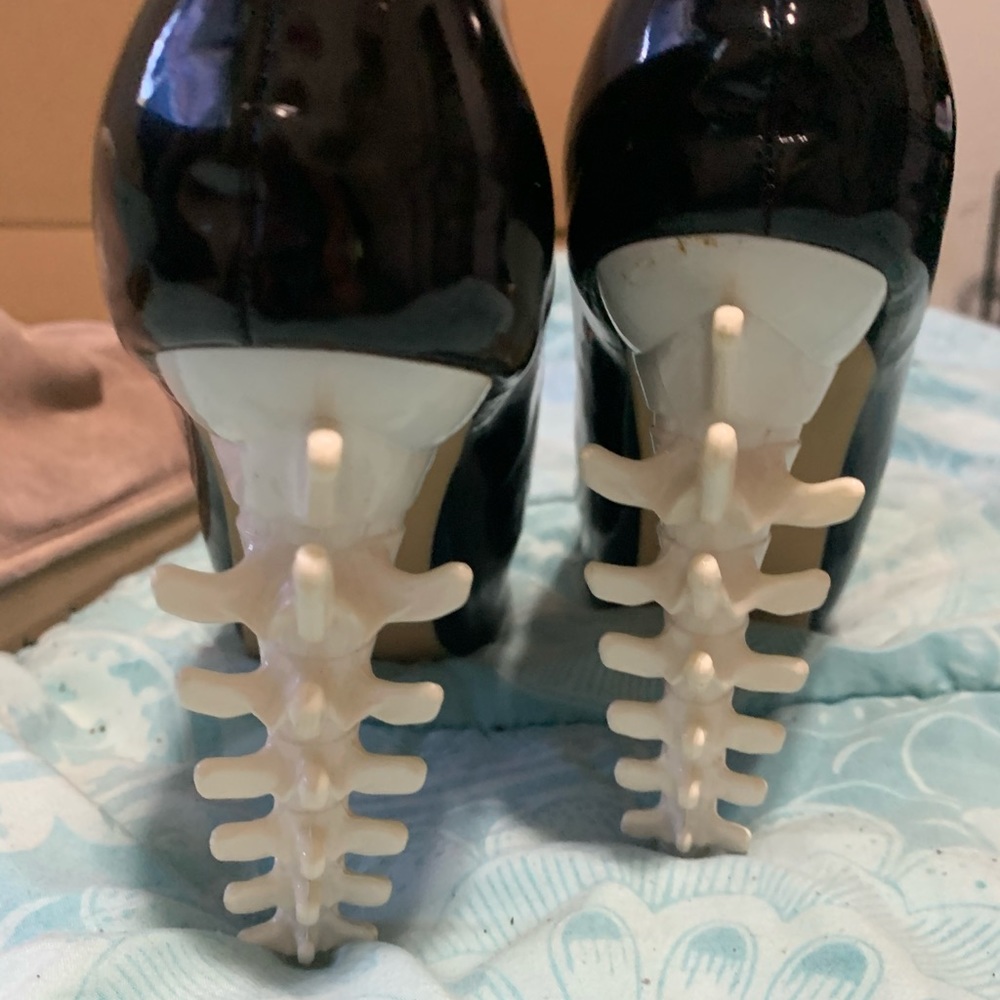 Spine heels
